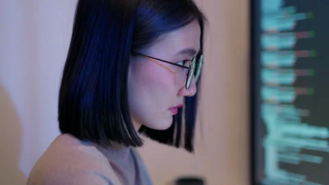 Female Developer Focused on Coding on Computer. Vídeos de archivo 273192650