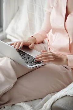 Female Developer Programming on Laptop 库存照片