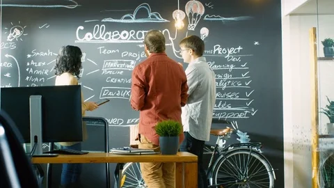 Female Developer with Tablet Computer Talks to Programer and Project Manager. Video stock 82860003