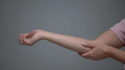 Female developing hand muscles after injury, rehabilitation process, massage Vídeos de archivo 117184588