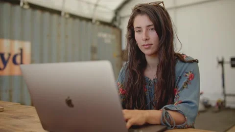 Female digital nomad working remotely on laptop 库存影片 213489396
