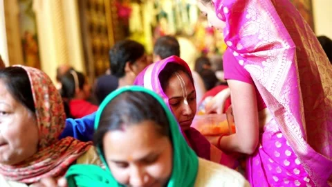 A Female Distributing Devta Prasadam In Iskcon Temple Vrindavan India Vídeo Stock 135758698