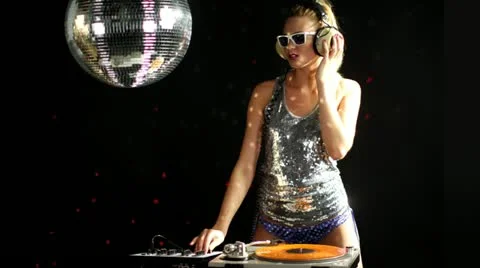 Female dj dancing and playing records Видео 12048112