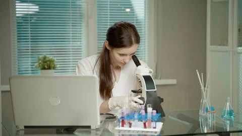 Female Doctor In Laboratory With Microscope 库存影片 127246822