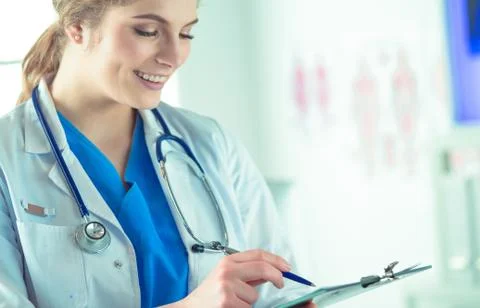 Female doctor using tablet computer in hospital lobby Stock-Fotos