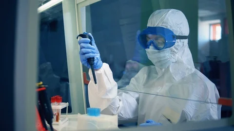 Female doctor work in laboratory, developing a vaccine. Coronavirus, COVID-19 Vídeo Stock 127960203