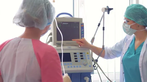 Female doctor working with computer in modern clinic. Vidéo 87832059