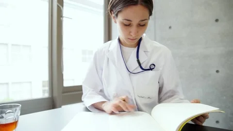 Female doctor working on a computer (movement, wraparound, movement, dolly) Stock Footage 147600352