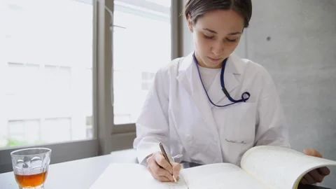 Female doctor working on a computer (movement, wraparound, movement, dolly) Stock Footage 147600355