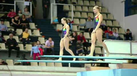Female double jump during competitions on syncronized diving Видео 25929451