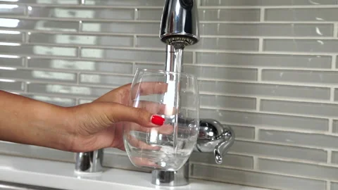 Female Drinking Tap Water From Kitchen Sink Vidéo 172089618