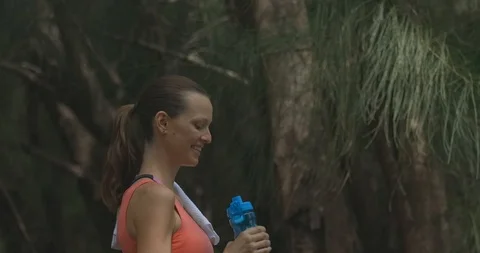 Female drinking water Vídeo Stock 117406500