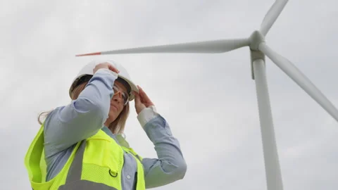 A female ecologist develops green energy: a scientist studies the possibility of 動画素材 248320962