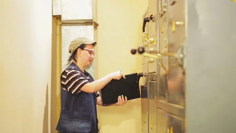 A female electrical engineer records the readings of electrical appliances in 库存影片 105072079