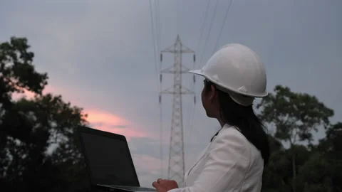 Female electrical engineer working on laptop inspecting power grid. Vídeos de archivo 204970893