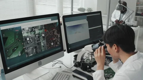 Female Electronics Engineer Using Microscope and Computer in Lab Video stock 170116541