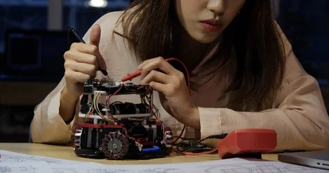 Female electronics engineer working with robot project at lab. Stock Footage 111508110