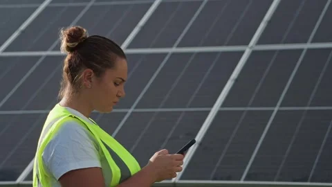 Female Engineer Adjusting Solar Panels with Smartphone After Installation 스톡 동영상 289725225