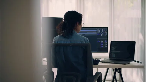 Female engineer developing AI and robotics technology in a modern office. 動画素材 319001765