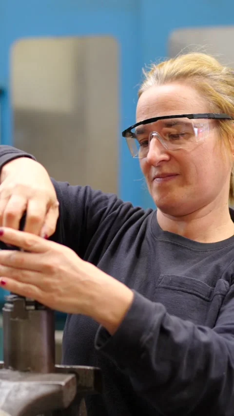 A female engineer fixing a industrial machine Stock Footage 260271644