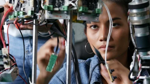 Female engineer fixing robot in workshop. 스톡 동영상 94728866