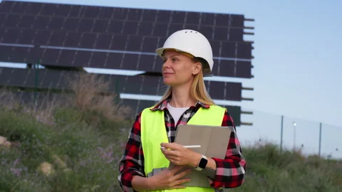 Female engineer inspecting solar panels at renewable energy farm, technicia.. Stock Footage 333581720