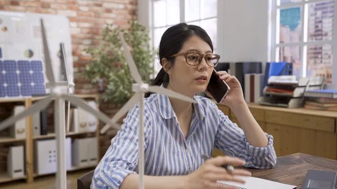 Female engineer speaking on smart phone Video stock 129790191