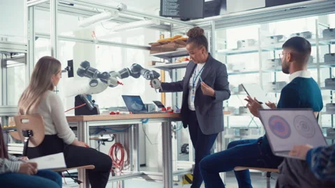 Female Engineer Talk With Future Developers Video stock 187567701