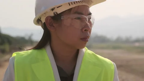 Female engineer uses a digital tablet to work outdoors at a construction site. Vídeos de archivo 172412464