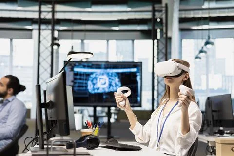 Female engineer using virtual reality tech adjusting deep learning algorithms Foto stock
