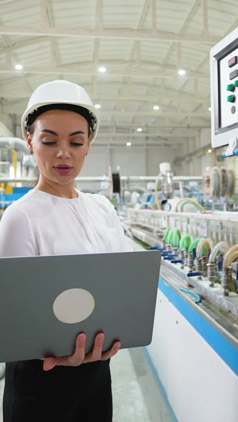 Female engineer working at programmable CNC machine in factory industries 스톡 동영상 314584566