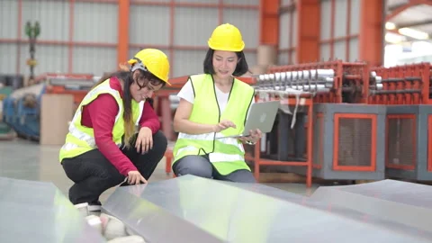 Female Engineers Conducting Quality Audit in Industrial Factory Vídeos de archivo 342634956