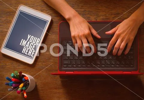 Female executive using laptop with tablet Mockup Modello PSD