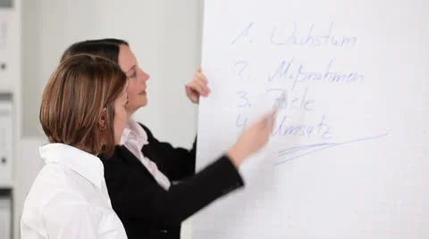 Female executives working on a flipchart Stock-Footage 25210498