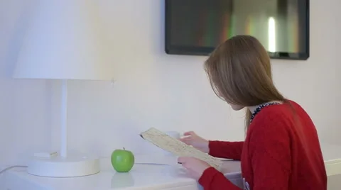 Female explore map and drinks from cup at working table Vidéo 66415965