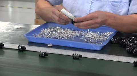 Female factory worker assembles electronic parts on the conveyor belt China Vidéo 67549141
