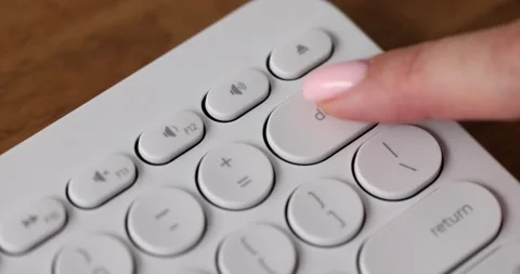 Female finger presses button Delete on white office keyboard Stock-Footage 250331736