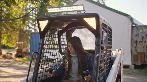 Female forklift operator grabs machine levers 库存影片 213487602