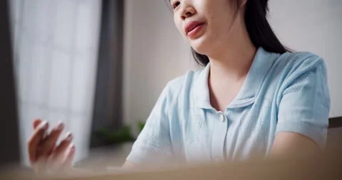 Female freelancer explaining project in online meeting with team members 스톡 동영상 295028089