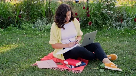 Female freelancer Stock Footage 284533142