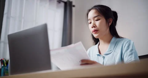 Female freelancer holding document explaining project in online meeting Vidéo 295028090