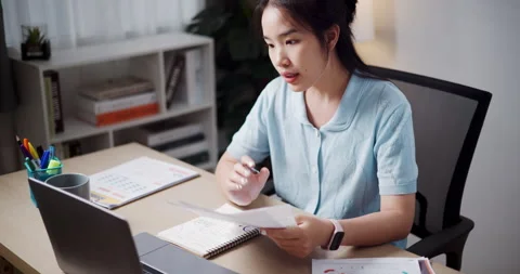 Female freelancer holding document explaining project in online meeting Vidéo 295028503