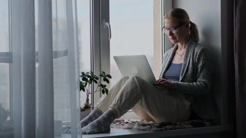 Female freelancer remotely working at home. 動画素材 271221702