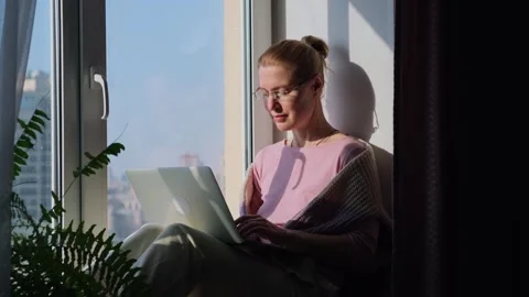 Female freelancer remotely working at home. Vídeo Stock 274568498
