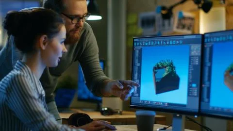 Female Game Developer Has Discussion with Male Project Manager While Working  Foto stock