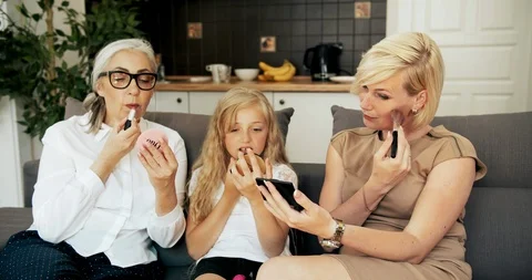 Female Generations Doing Makeup 库存影片 113295049