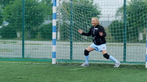 Female goalkeeper saving her post Видео 117135705