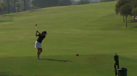 Female golfer tees off Vidéo 24980110