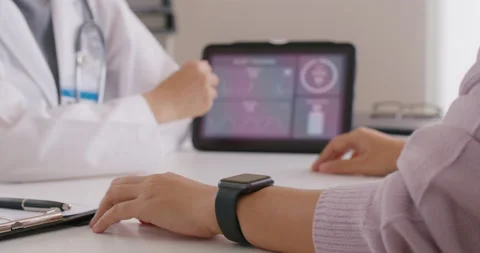 Female GP practitioner share how to use medical accessories smartwatch Vidéo 197918199