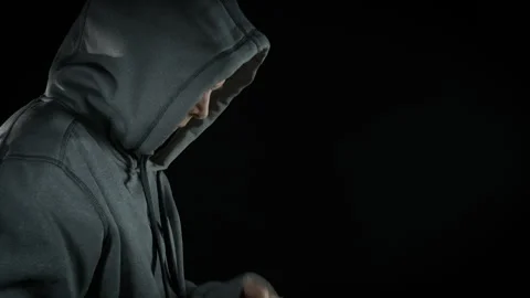 Female hacker scared by police. Vidéo 305069408
